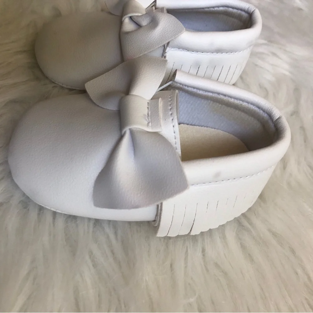 White fringe with bows 6-12M baby girl moccasins